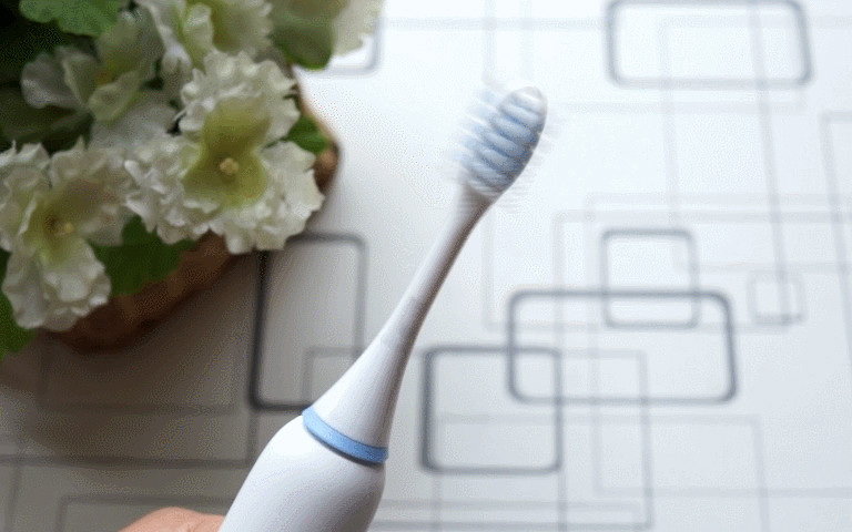 电动牙刷与普通牙刷的区别，前者刷头自己动（后者用手动）